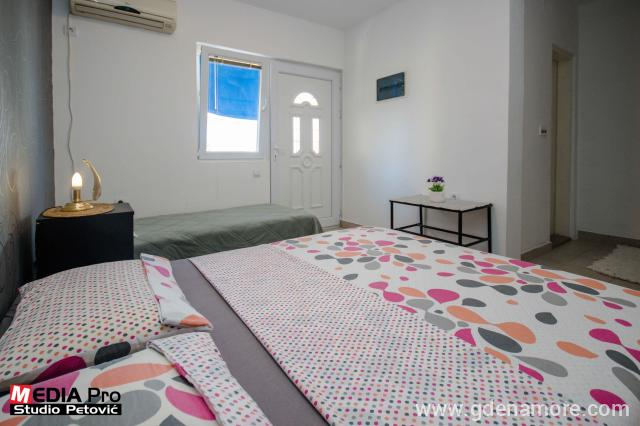 apartman 2 in Apartmani Becka, private accommodation in city Šušanj, Montenegro