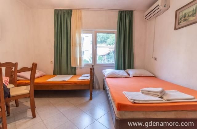 Studio 4 v Apartmaji Kotaras, zasebne nastanitve v mestu Risan, Črna gora