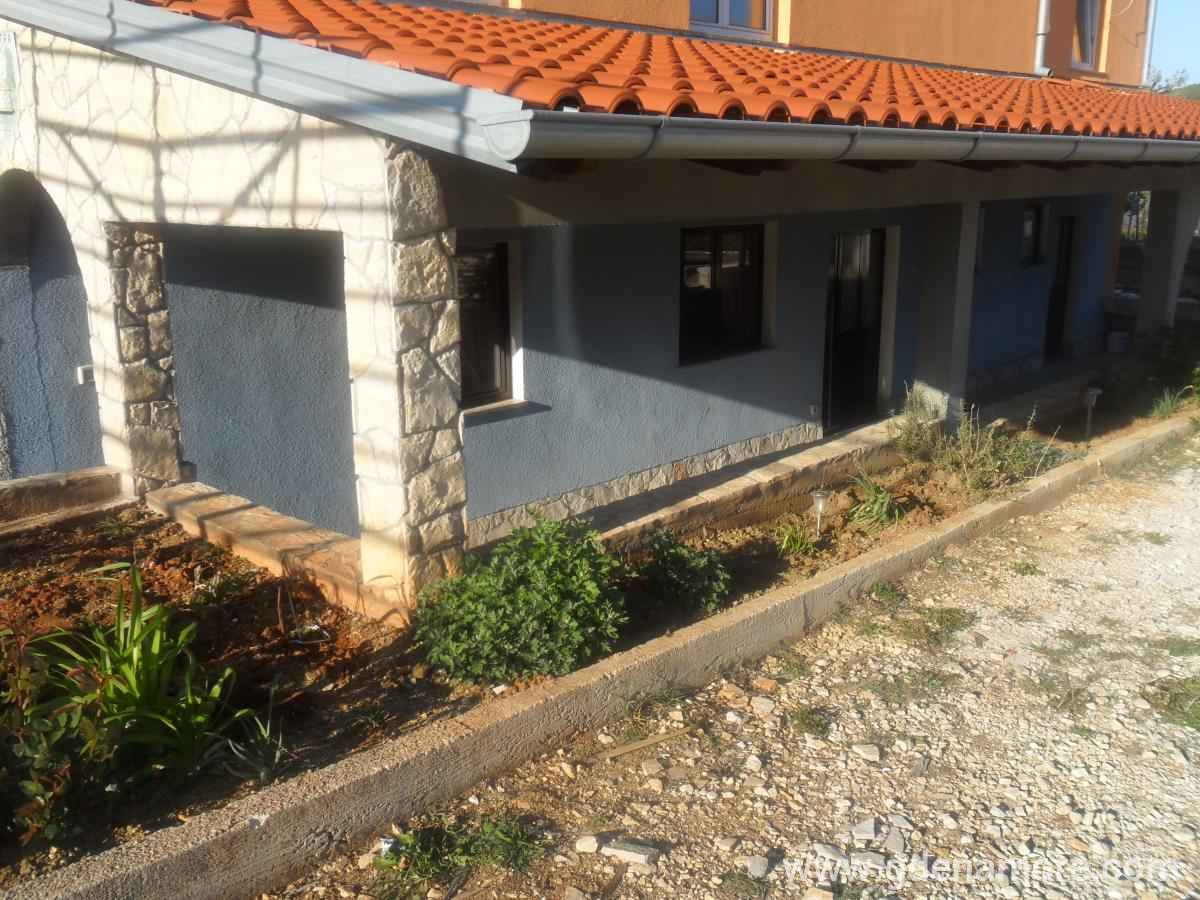 Slavika, Privatunterkunft im Ort Labin Rabac, Kroatien - Ispred konobe
