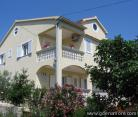 Apartmanok & # 34; Đuzelovi dvori & # 34;, Magán szállás a községben Vodice, Horvátország