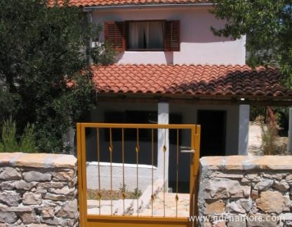 Casa en alquiler a largo plazo y m&aacute;s corto en Bobovi&scaron;će en Brač, alojamiento privado en Brač Bobovi&scaron;ća, Croacia - Ulaz u kuću