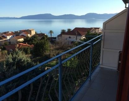 Wohnungen Nikolic, Privatunterkunft im Ort Gradac, Kroatien