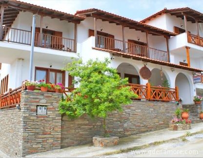 Pension Zefyros, частни квартири в града Halkidiki, Гърция