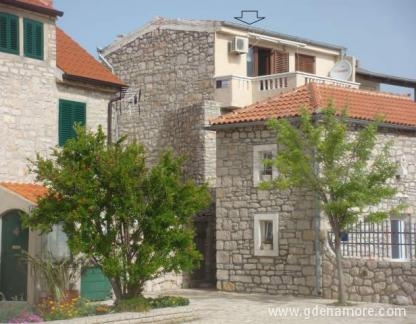 Apartment Andrija Klarin, private accommodation in city Jezera, Croatia - Pogled na kucu