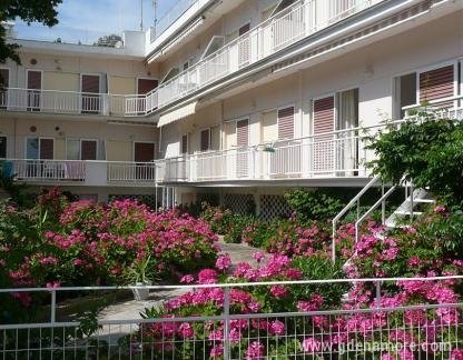 Juli Apartments, private accommodation in city Nea Potidea, Greece