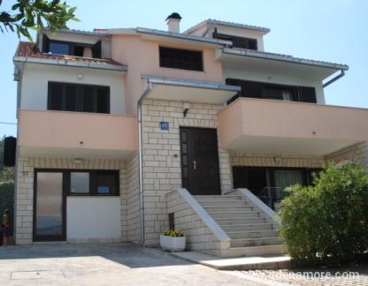 Villa &quot;Iva&quot;, Apartmanok 1. sor a tenger fel&eacute;, Magán szállás a községben Trogir, Horv&aacute;torsz&aacute;g - Villa &quot;Iva&quot;