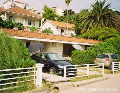 Apartmani porodice Ćurić, privatni smeštaj u mestu Herceg Novi, Crna Gora - Kuća i dvor&amp;amp;amp;amp;amp;amp;scaron;te