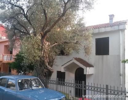 Abramovićeva hi&scaron;a, zasebne nastanitve v mestu Bečići, Črna gora