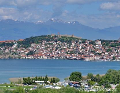 Szob&aacute;k f&uuml;rdőszob&aacute;val, parkol&oacute;val, internettel, terasszal, kil&aacute;t&aacute;ssal a t&oacute;ra Villa Ohrid Lake View st, Magán szállás a községben Ohrid, Makedonia - Pogled od svako studio/apartman