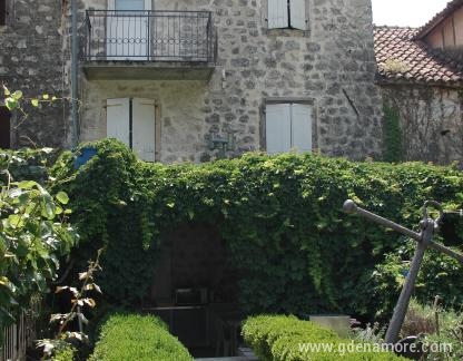 Stoliv - Casa sulla spiaggia, camere con bagno, alloggi privati a Donji Stoliv, Montenegro - Kuca Dragutinovic