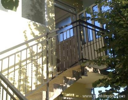 Apartamentos Cvjetkovic Lug, alojamiento privado en Bao&scaron;ići, Montenegro - ulaz