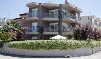 Eleni 4 Seasons Apartments, Privatunterkunft im Ort Hanioti, Griechenland