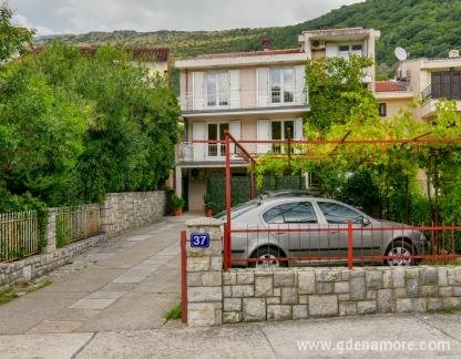 Стаи и апартаменти Давидович, частни квартири в града Petrovac, Черна Гора - 20191003_190454