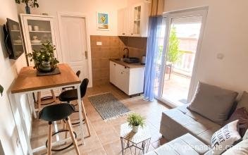 Apartamento de un dormitorio, a 1 min a pie del mar, con aparcamiento gratuito., alojamiento privado en Prčanj, Montenegro