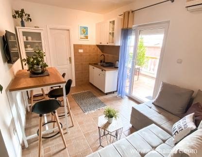 Apartman sa spavaćom sobom, 1 min hoda od mora, sa besplatnim parkingom, privatni smeštaj u mestu Prčanj, Crna Gora - DCD2B7B4-E974-40FC-A85F-2C663293FB20