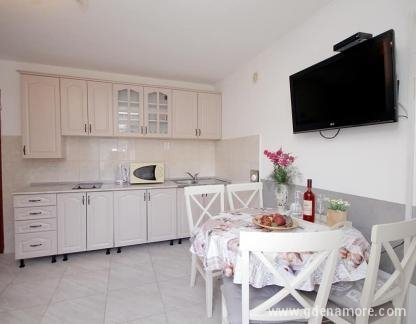 Apartman Stupovi, privatni smeštaj u mestu Petrovac, Crna Gora - 104055937_2113993112077402_4033896450881816195_n