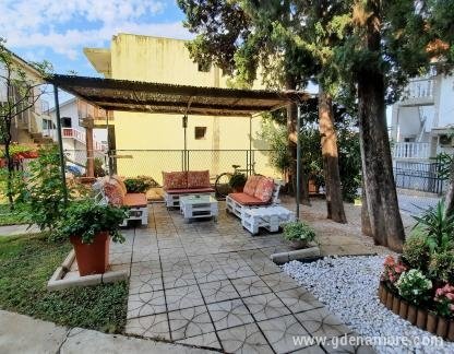Apartments and rooms Banovic, private accommodation in city &Scaron;u&scaron;anj, Montenegro - Dvoriste