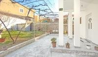 Poleg "RELAX", zasebne nastanitve v mestu Tivat, Črna gora