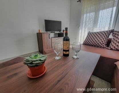 Apartments Chipsy, privat innkvartering i sted Zelenika, Montenegro - 20220415_152111