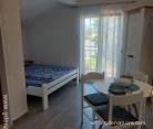 Apartmani Ana, частни квартири в града Djenović, Черна Гора