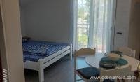 Apartmani Ana, частни квартири в града Djenović, Черна Гора