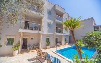 Apartments Fortunella, частни квартири в града Petrovac, Черна Гора