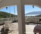 Guest house Cvoro, privatni smeštaj u mestu Zelenika, Crna Gora
