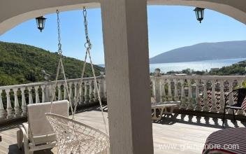 Guest house Cvoro, privatni smeštaj u mestu Zelenika, Crna Gora