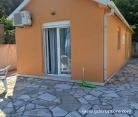 Izdajem novu sredjenu kucu 50m2, na 50m od mora, частни квартири в града Bijela, Черна Гора