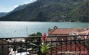 Pavle apartmani, Privatunterkunft im Ort Risan, Montenegro