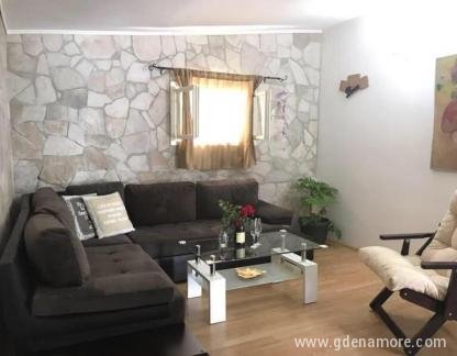 Apartamento Alisa, alojamiento privado en Prčanj, Montenegro - 129ECC1C-64BE-43A3-A3B6-DE2857BC71EB