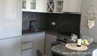 Moderan studio za dvoje sa pogledom na more, ενοικιαζόμενα δωμάτια στο μέρος Budva, Montenegro