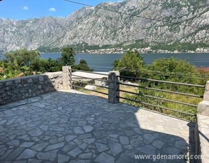 Pilastro Apartments, Privatunterkunft im Ort Prčanj, Montenegro - Dvoriste