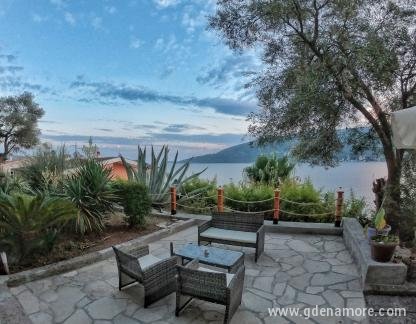Sunny Skalini - Beachfront Retreat, 20 m&eacute;terre a tengertől, Magán szállás a községben Herceg Novi, Montenegr&oacute; - 20200918_002707-01