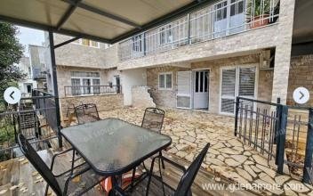 Izdajem stan u novoj zgradi u Bijeloj, ενοικιαζόμενα δωμάτια στο μέρος Bijela, Montenegro