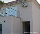 Izdajem novu sredjenu kucu 50m2, na 50m od mora, Magán szállás a községben Bijela, Montenegró