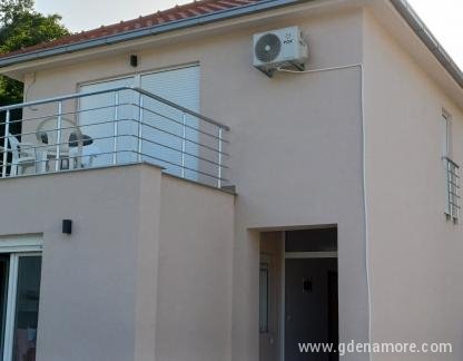 Izdajem novu sredjenu kucu 50m2, na 50m od mora, Magán szállás a községben Bijela, Montenegr&oacute; - viber_image_2024-06-26_14-28-40-187