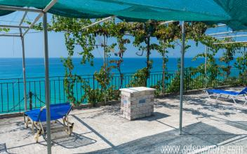 Къща Накоу, частни квартири в града Vrahos, Гърция