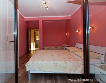 Apartmaji Trojanović, , zasebne nastanitve v mestu Tivat, Črna gora - Spavaca soba