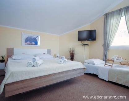 Budva Inn Apartments, Apartman penthouse + balcony i terasa (45 m²), private accommodation in city Budva, Montenegro