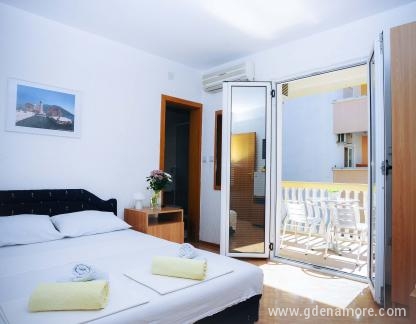 Budva Inn Apartments, Double Room with queen-size bed + balcony, private accommodation in city Budva, Montenegro