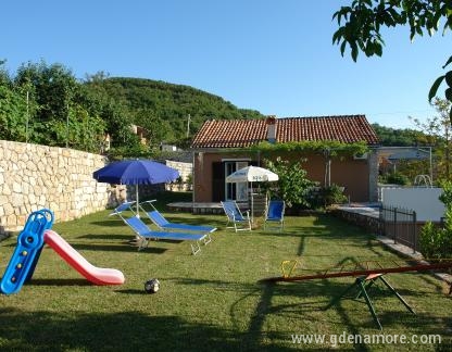 R&B apartmaji, Apartma 4 - 6 oseb, zasebne nastanitve v mestu Budva, Črna gora - Dvoriste