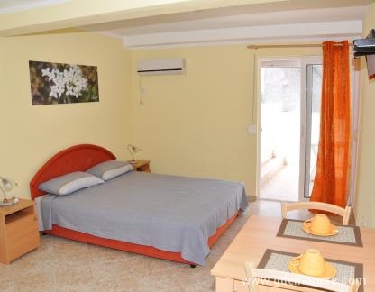 Sutomore Flora Apartments, , private accommodation in city Sutomore, Montenegro