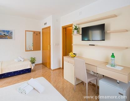 Budva Inn Apartments, Dreibettzimmer komfor + Balkon, Privatunterkunft im Ort Budva, Montenegro