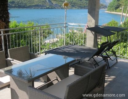 Vila Kraljevic, Suite Real, alojamiento privado en Lepetane, Montenegro - terasa