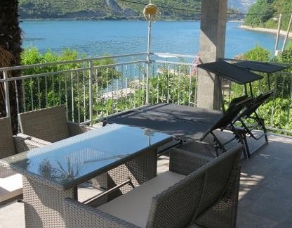 Vila Kraljevic, Suite Real, alojamiento privado en Lepetane, Montenegro - terasa