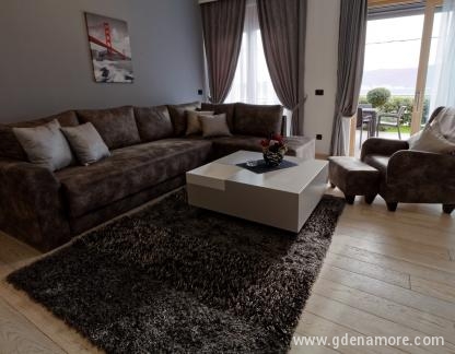Jelena vile&apartmani, Apartman sa dvije spavaće sobe, velikom terasom i pogledom na more, privatni smeštaj u mestu Tivat, Crna Gora