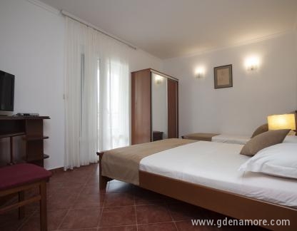 Guest House Medin , Trokrevetni studio apartman sa odvojenom kuhinjom, privatni smeštaj u mestu Petrovac, Crna Gora