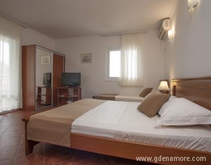 Guest House Medin , Trokrevetni studio apartman, privatni smeštaj u mestu Petrovac, Crna Gora
