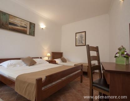Guest House Medin , Porodični apartman, privatni smeštaj u mestu Petrovac, Crna Gora - spavaća soba